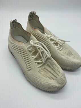 Women’s Sz 37 tennis shoes